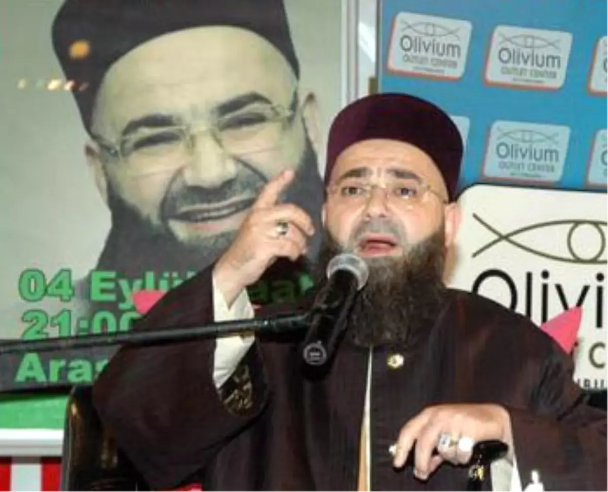 Cübbeli Ahmet Hoca Kitaplarını İmzaladı