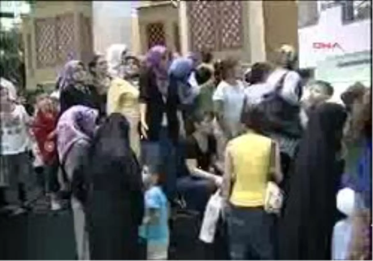 Cübbeli Ahmet Hoca Kitaplarını İmzaladı...
Dha İstanbul- Cübbeli Ahmet Hoca Kitaplarını İmzaladı...