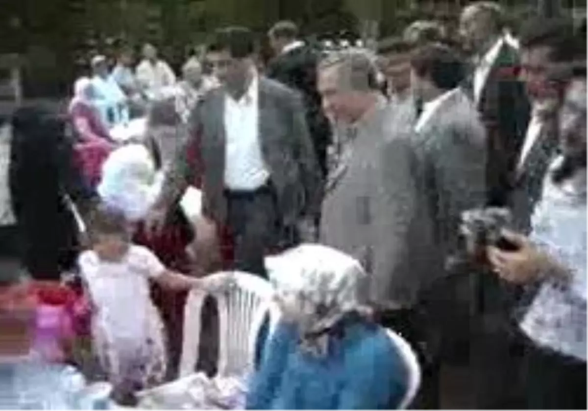 Arınç 15 Bin Kişiyle İftar Yaptı
 