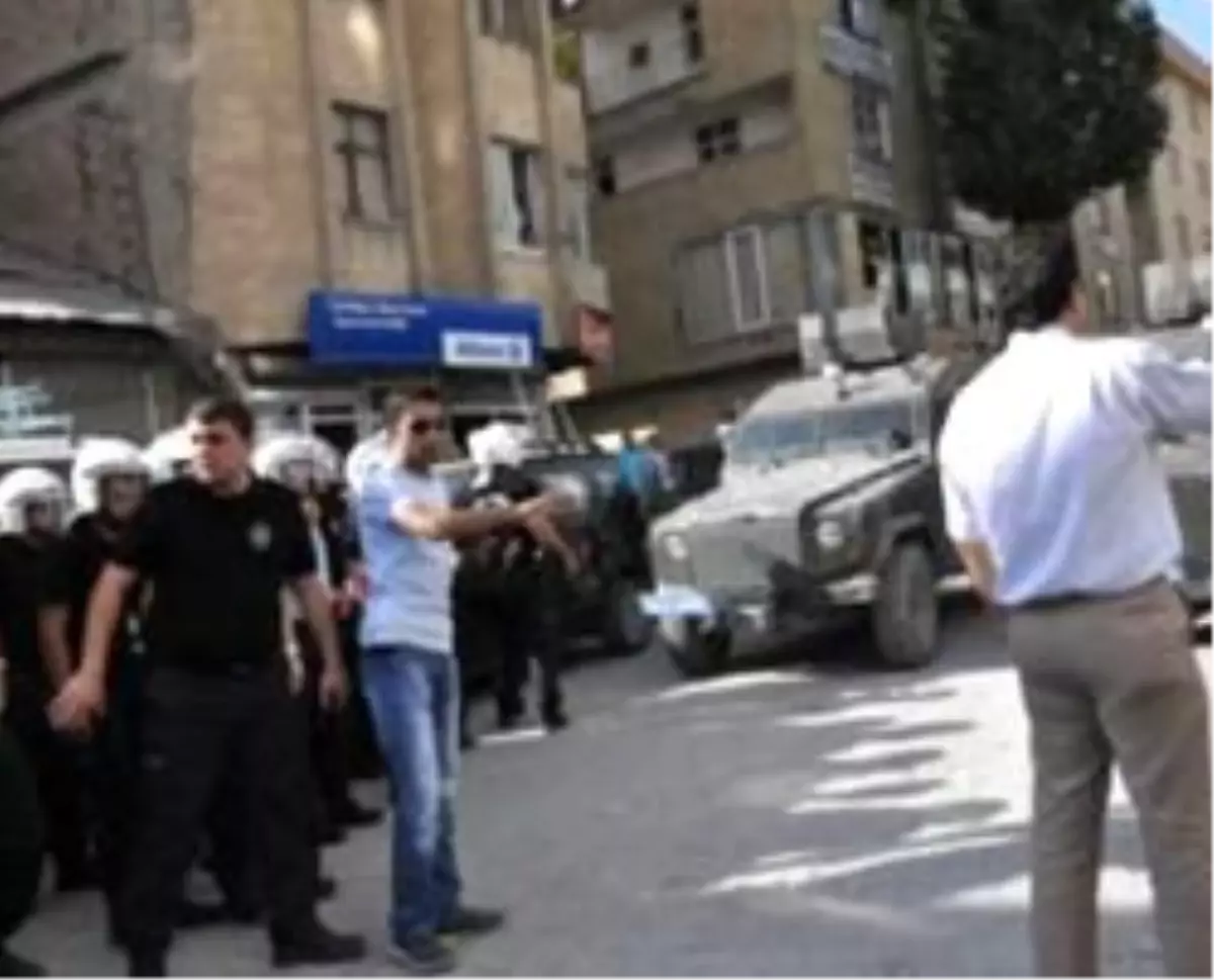 Hakkari\'de Gözaltı Gerginliği