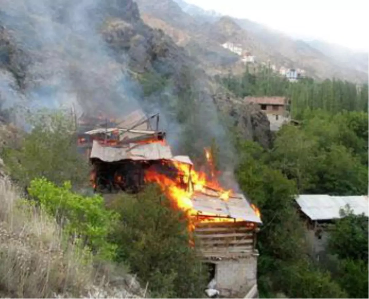 Kovalarla Taşınan Su Yangını Söndürmeye Yetmedi