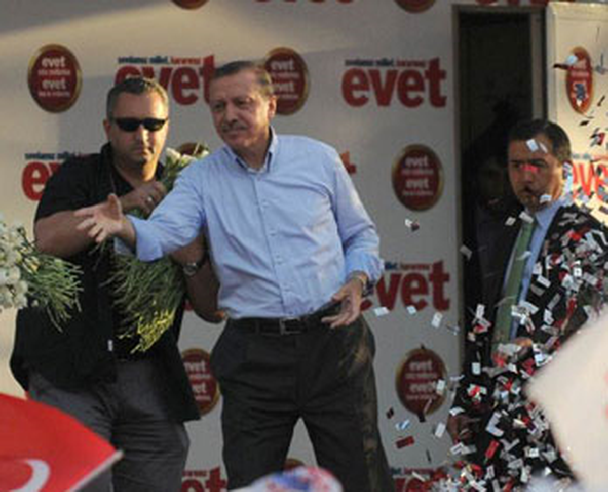 'Eğer Yüreğin Varsa Çıkar Cübbeni Çık Meydana'