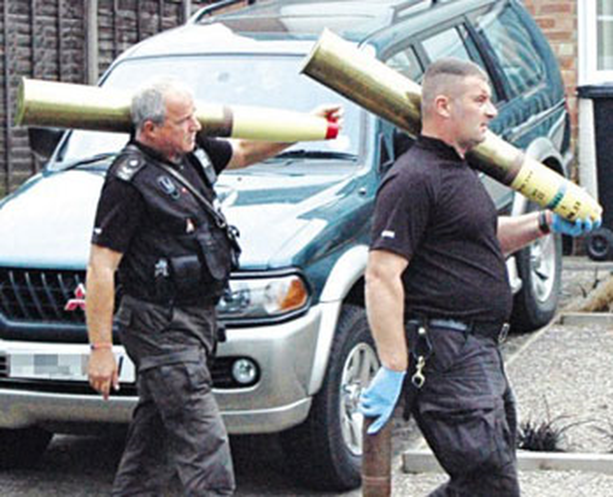 İngiliz Polisi Cephanelik Ele Geçirdi