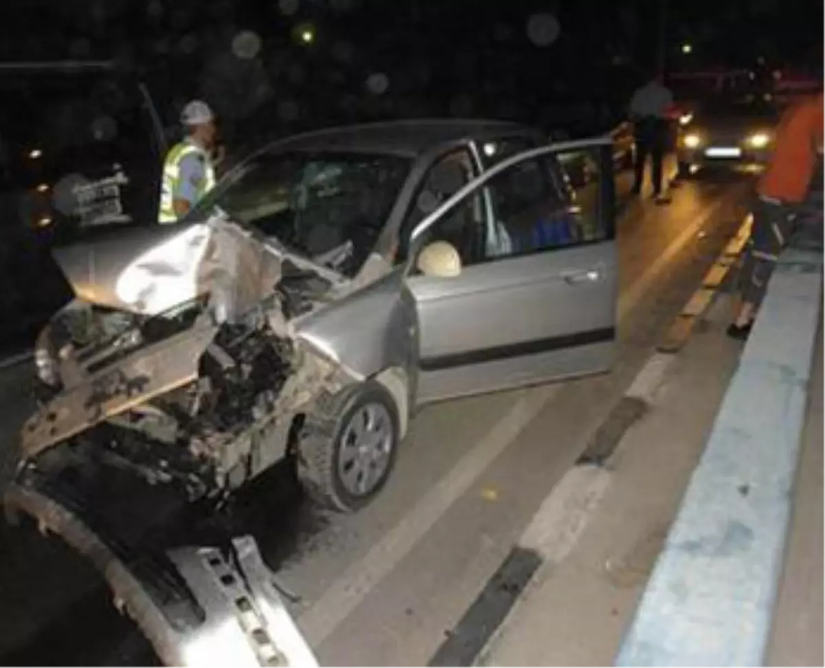 Otomobil Minibüse Çarptı: 9 Yaralı