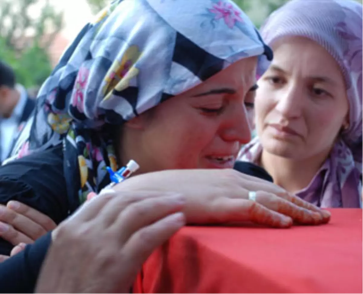 Tunceli\'de Şehit Olan Uzman Çavuş Bilal Gülcan Toprağa Verildi