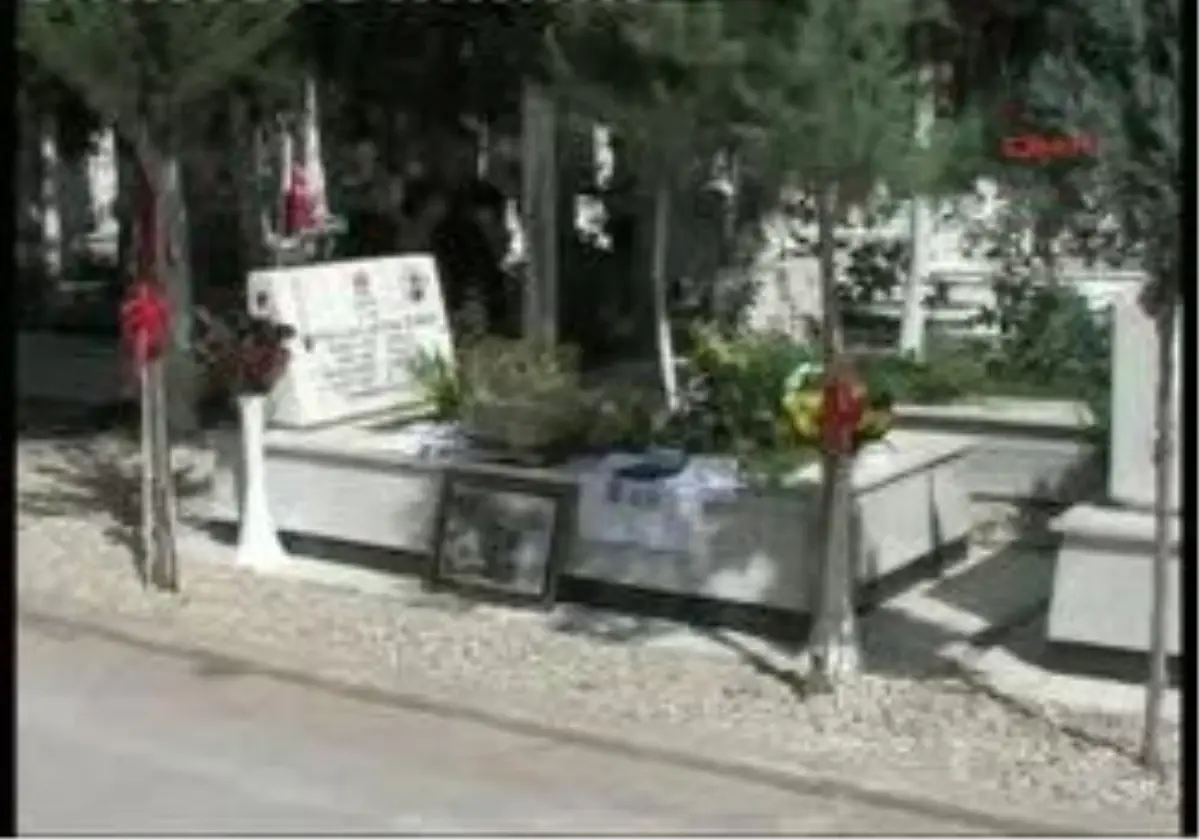 Adana-Şehit Oğlunun Mezarına Kuşunu Ve Formasını Getirdi