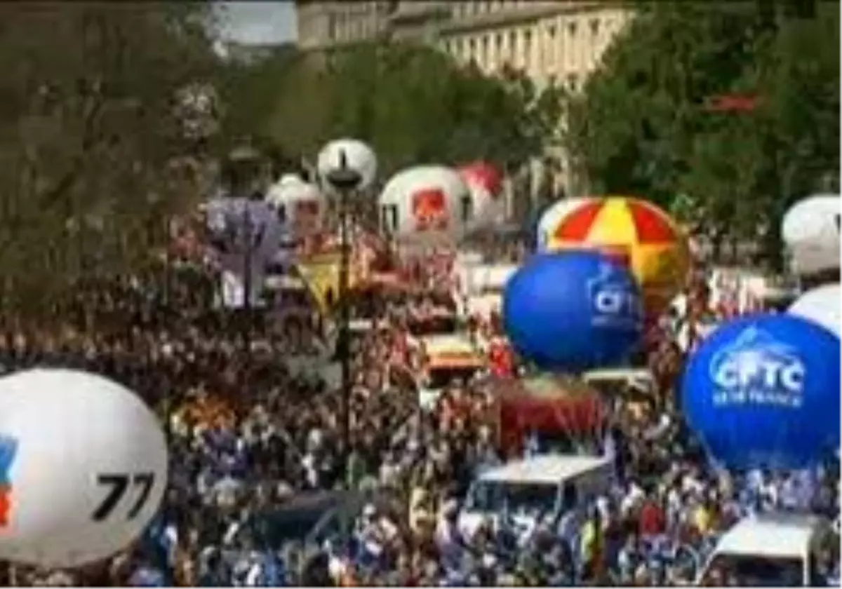 Milyonlar Sakozy\'i Uyardı