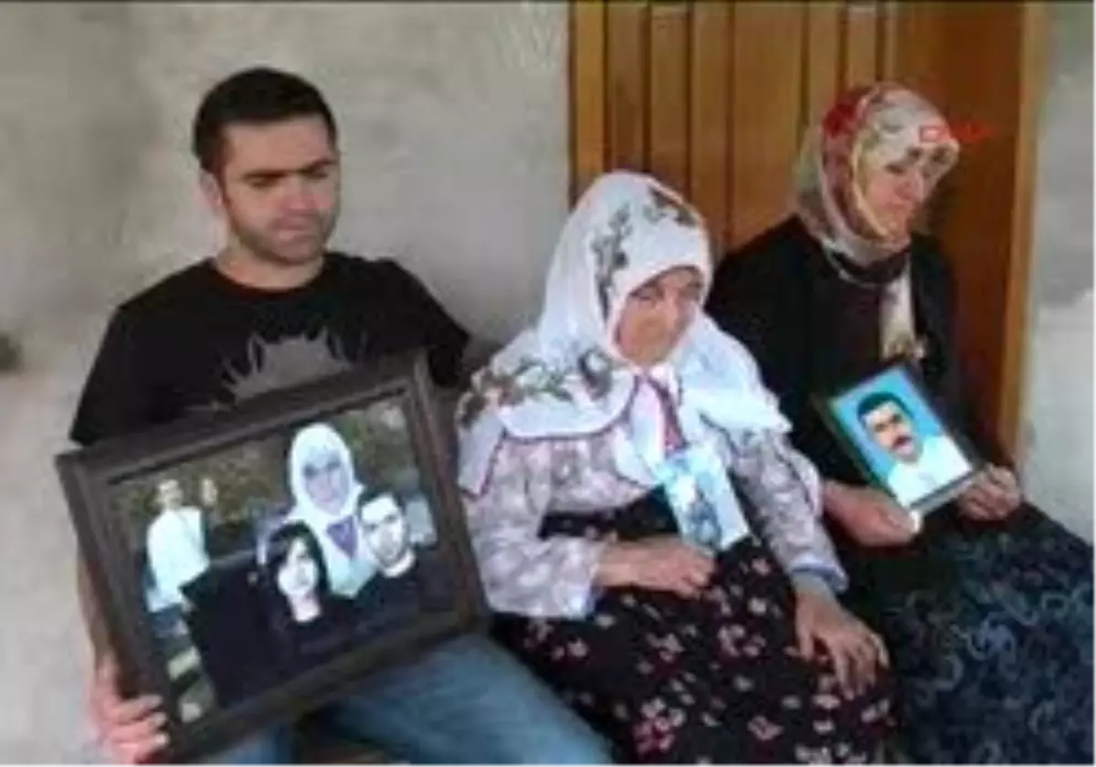 Zonguldak-En Acı Bayram
Zonguldak´Taki Grizu Faciasında Cesetleri Bulunamayan Maden İşçilerinin Evinde Gözyaşı Dinmiyor