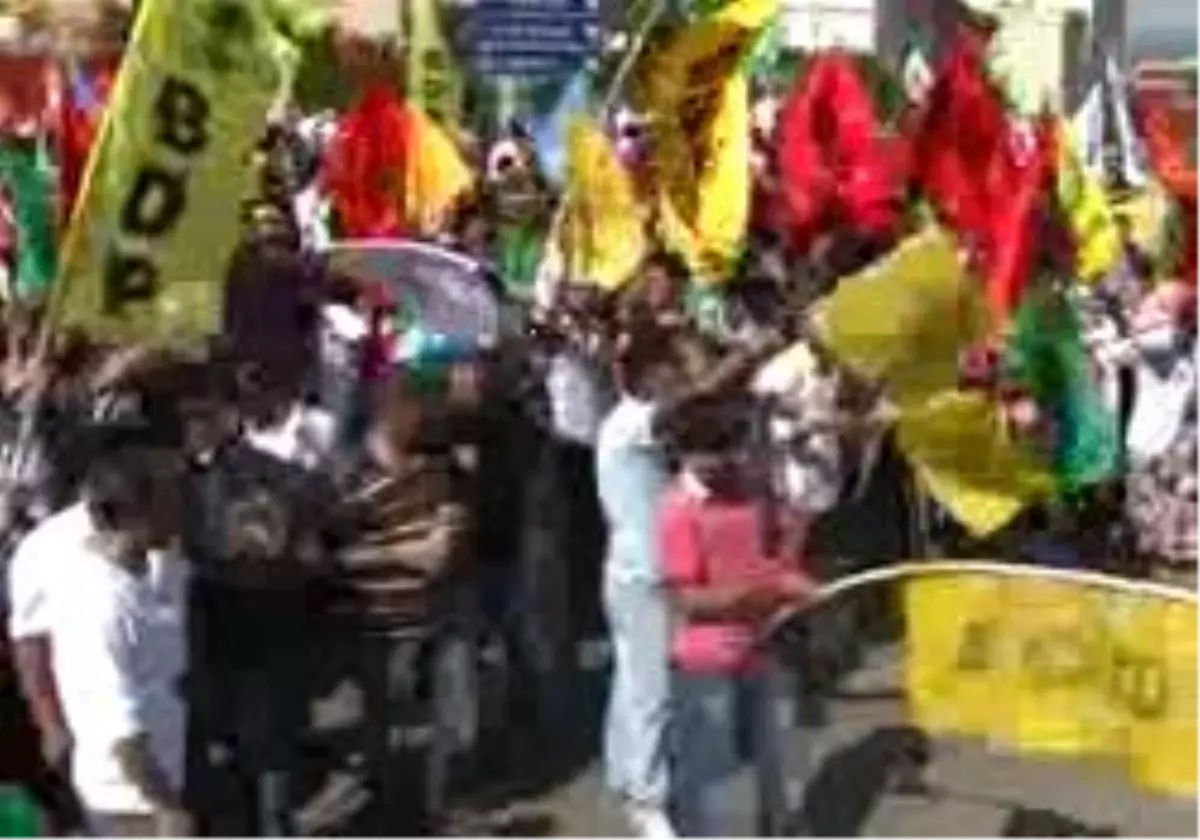 Ek Görüntülerle 1Bursa´Da Akın Birdal´A Saldırı