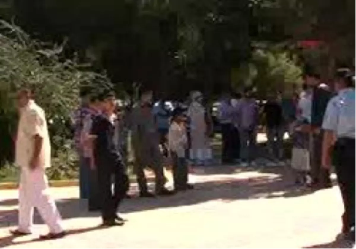 Şanlıurfa - Gece Öldü, Öğlen Fark Edildi
*Aktay\'ı Tanıyan Ve Tesadüfen Olay Yerinden Geçerken Yaşlı Adamın Öldüğünü Öğrenen Salih Bucak İsimli Müteahhit İse Kendisini İfade Vermek İçin Karakola Götürmek İsteyen Polislere Tepki Gösterdi.