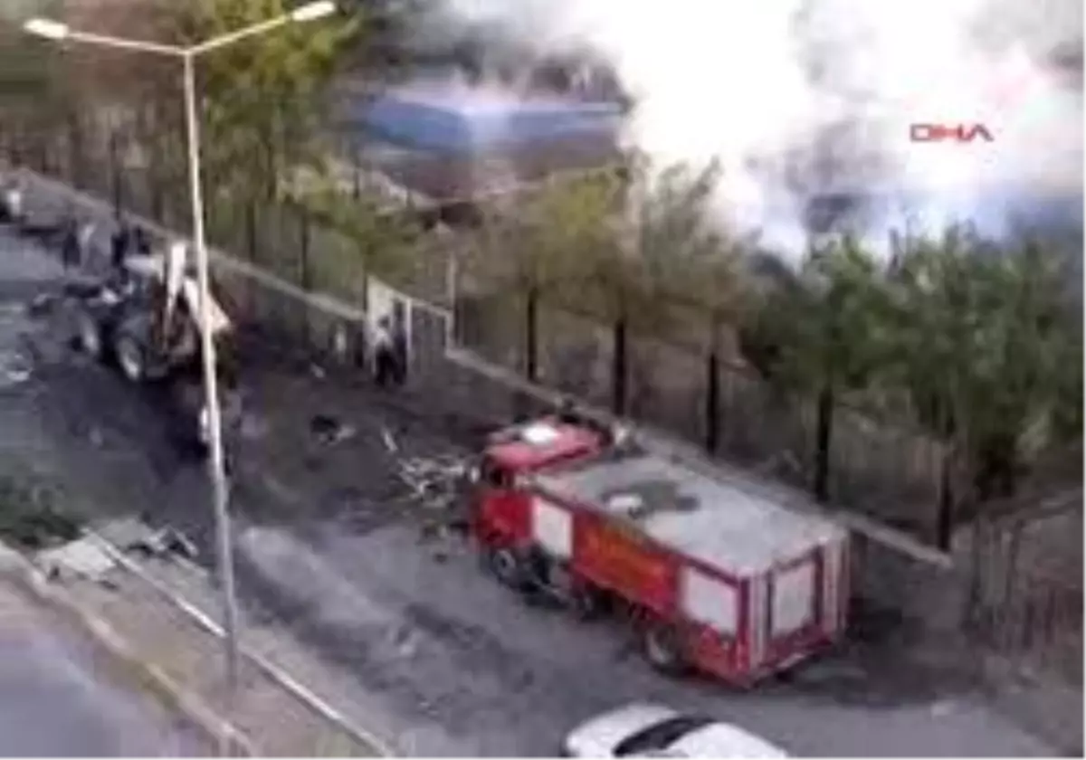 Cizre´De Göstericiler Karayolları Binasını Yaktı