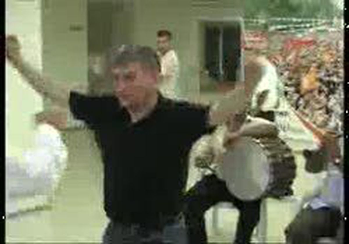 Adana'da Ak Parti'de Davul Zurnalı Kutlama