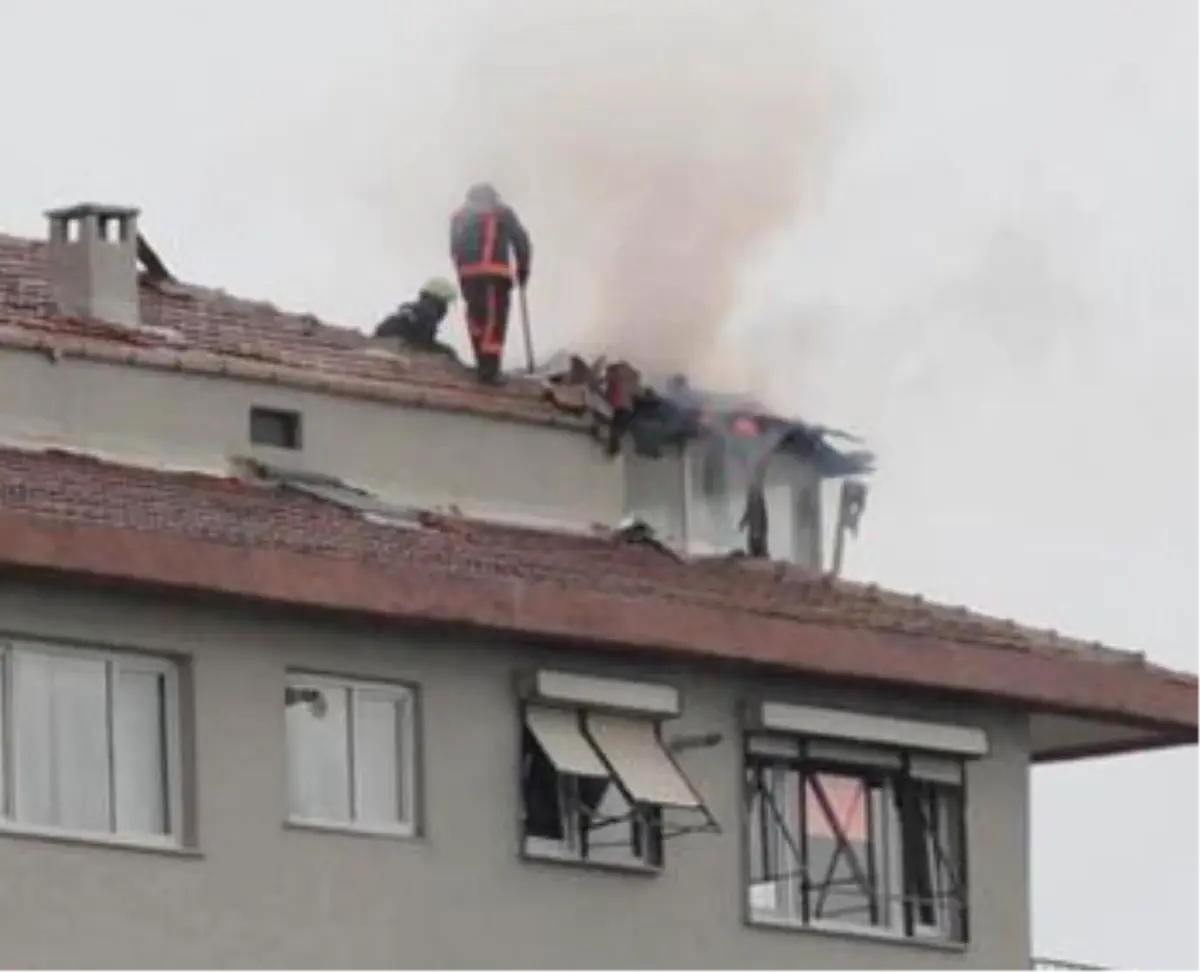 Binaya Yıldırım Düştü