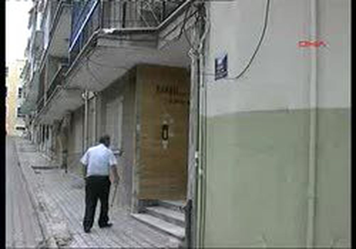 İzmir - Sezen Aksu Sokağı´Nın Tabelası İndi