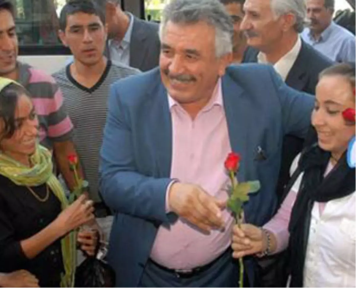 Başkan Sadak Sandığa Gitmeyenlere Kırmızı Gül Dağıttı