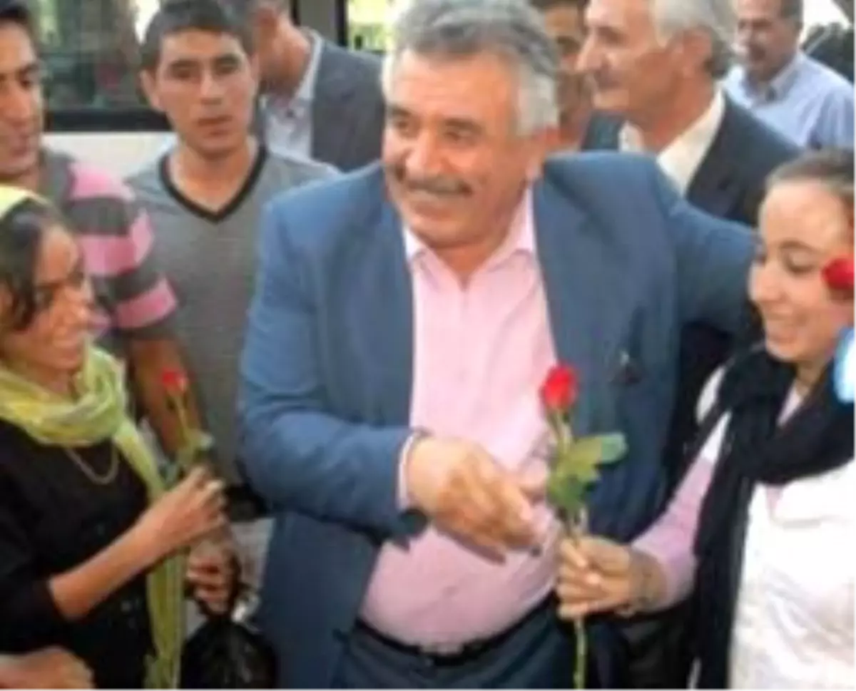 Sadak Sandığa Gitmeyenlere Gül Dağıttı