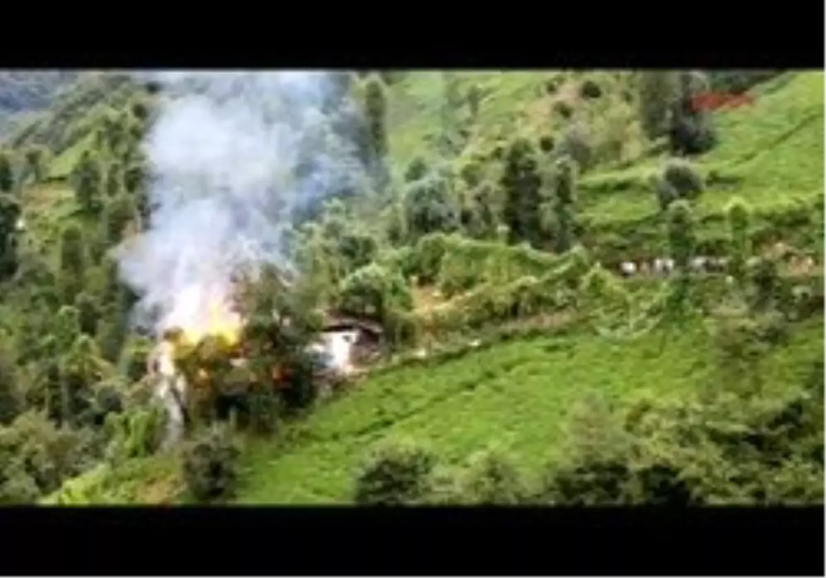 Rize - İtfaiye Aracı Dar Yolda Kaldı, Ahşap Ev Kül Oldu