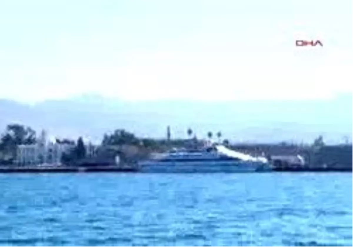 Feribot Kayalıklara Çarptı: 18 Yaralı