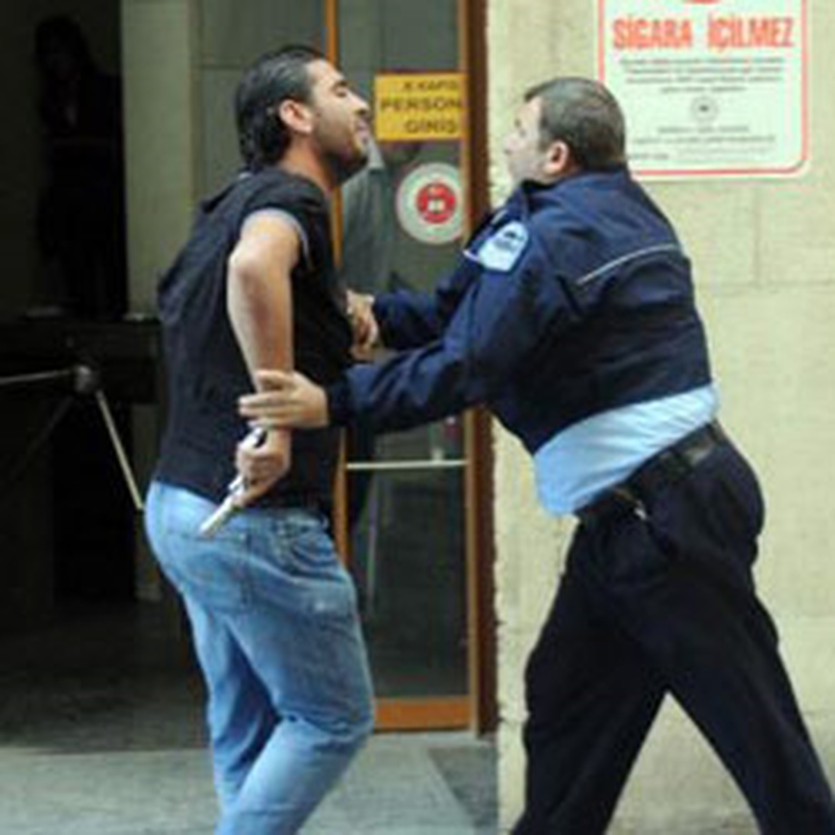Silahla Adliyeye Girmeye Çalıştı