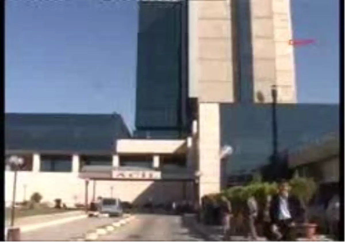 Hakkariekterör Yine Sivilleri Hedef Aldı: 10 Ölü, 4 Yaralı
Hakkari\'de Köy Minibüsü Geçerken Yola Yerleştirilen Bomba Patladı