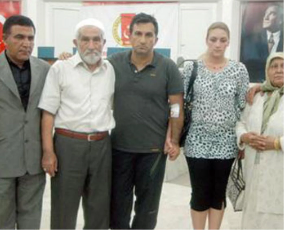 Samsun\'da Sahada Bıçaklanan Teknik Direktör Yüksel Yeşilova Ailesiyle Buluştu