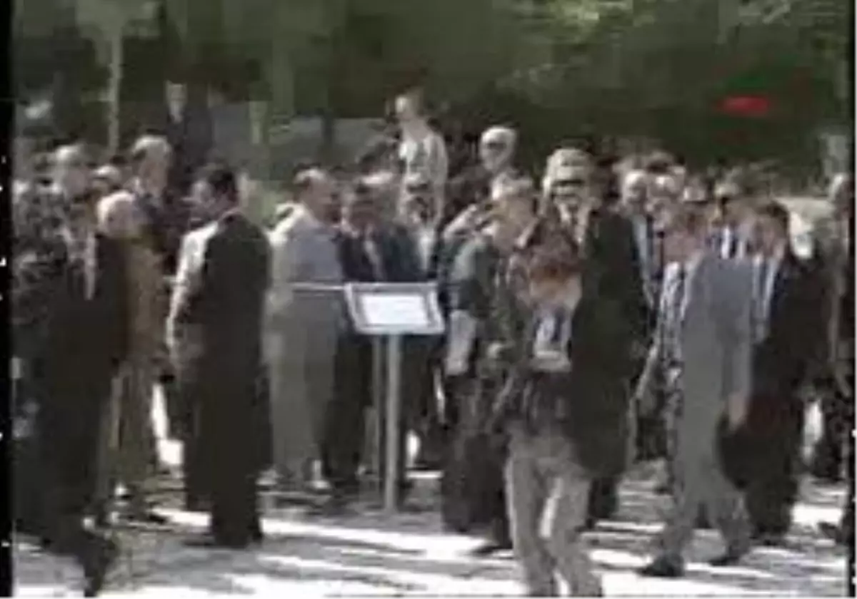 Başbakan Erdoğan Menderes Ve Özal\'ın Mezarını Ziyaret Etti...(1)