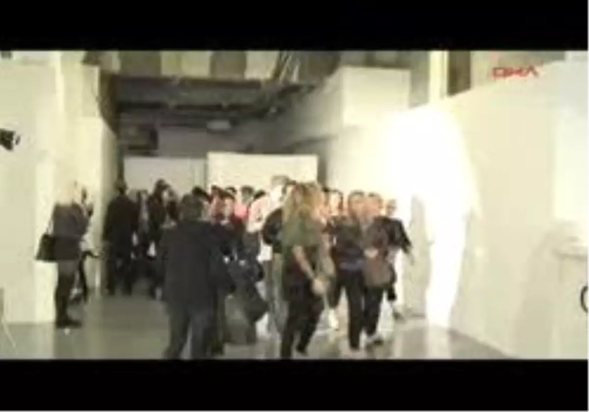 Bora Aksu\'nun ?Karıncalar Ve Korseler" Kolleksiyonu Londra\'da Görücüye Çıktı