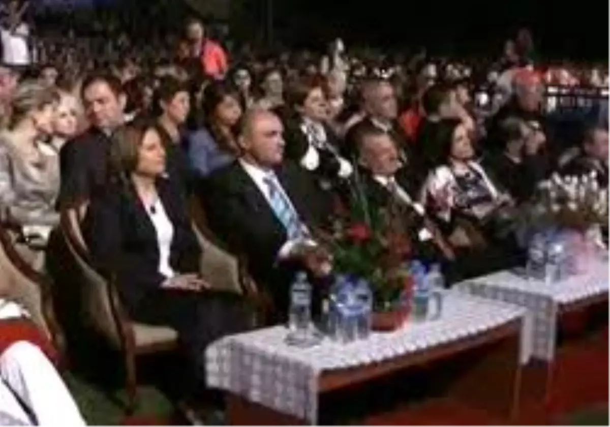 Tekirdağ - Funda Arar Ses Sistemini Beğenmedi
*Sahneye Çıkmak İstemeyen Arar\'ı Malkara Belediye Başkanı Birol Kaya İkna Etti.