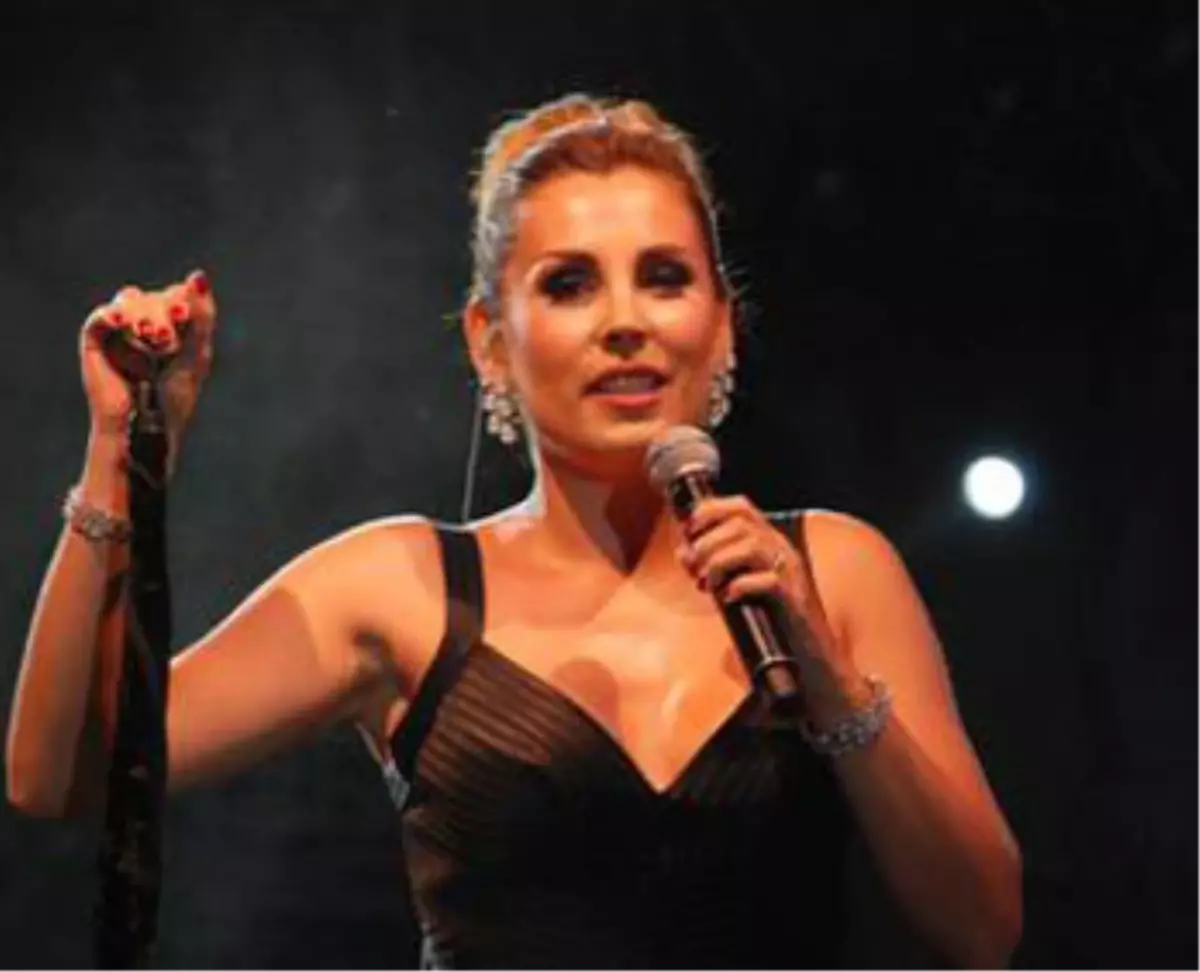 Funda Arar Sahneye Çıkmak İstemedi