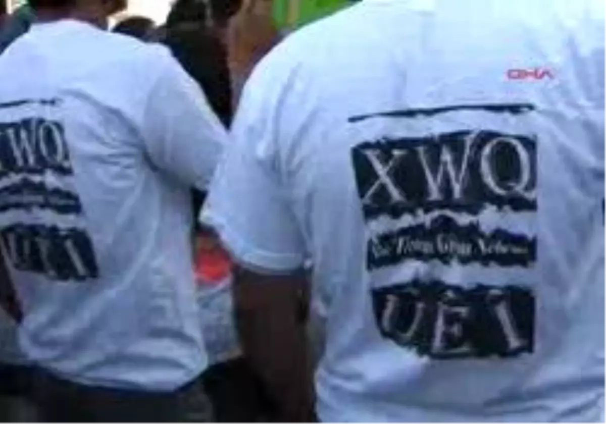 Kürtçe Dil Eyleminde Bdp\'li Vekil Kürtçe Konuşmakta Zorlandı
Kürtçe Dil Eyleminde Bdp\'li Vekil Kürtçe Konuşmakta Zorlandı