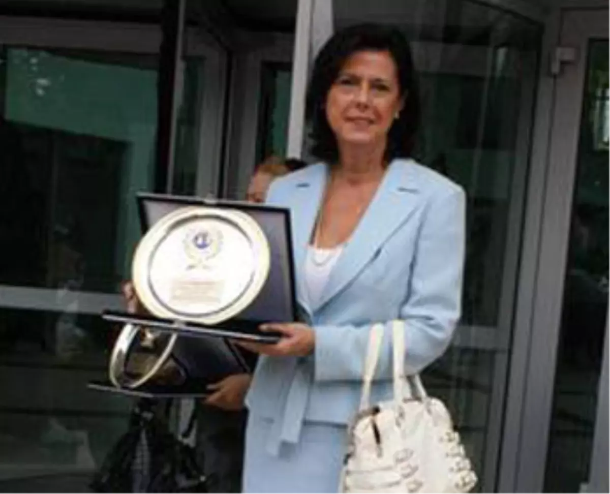 Aydın Doğan Vakfı\'na Teşekkür Plaketi