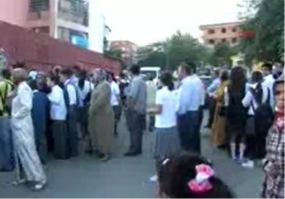 Bursa - Ders Zili Otobüste Çaldı
Bursa\'da Depreme Karşı Güçlendirme Çalışmasına Ağustos Ayında Başlanan Yunus Emre İlköğretim Okulu\'nun Bin 550 Öğrencisi Her Gün Otobüsle Başka Binaya Taşınacak