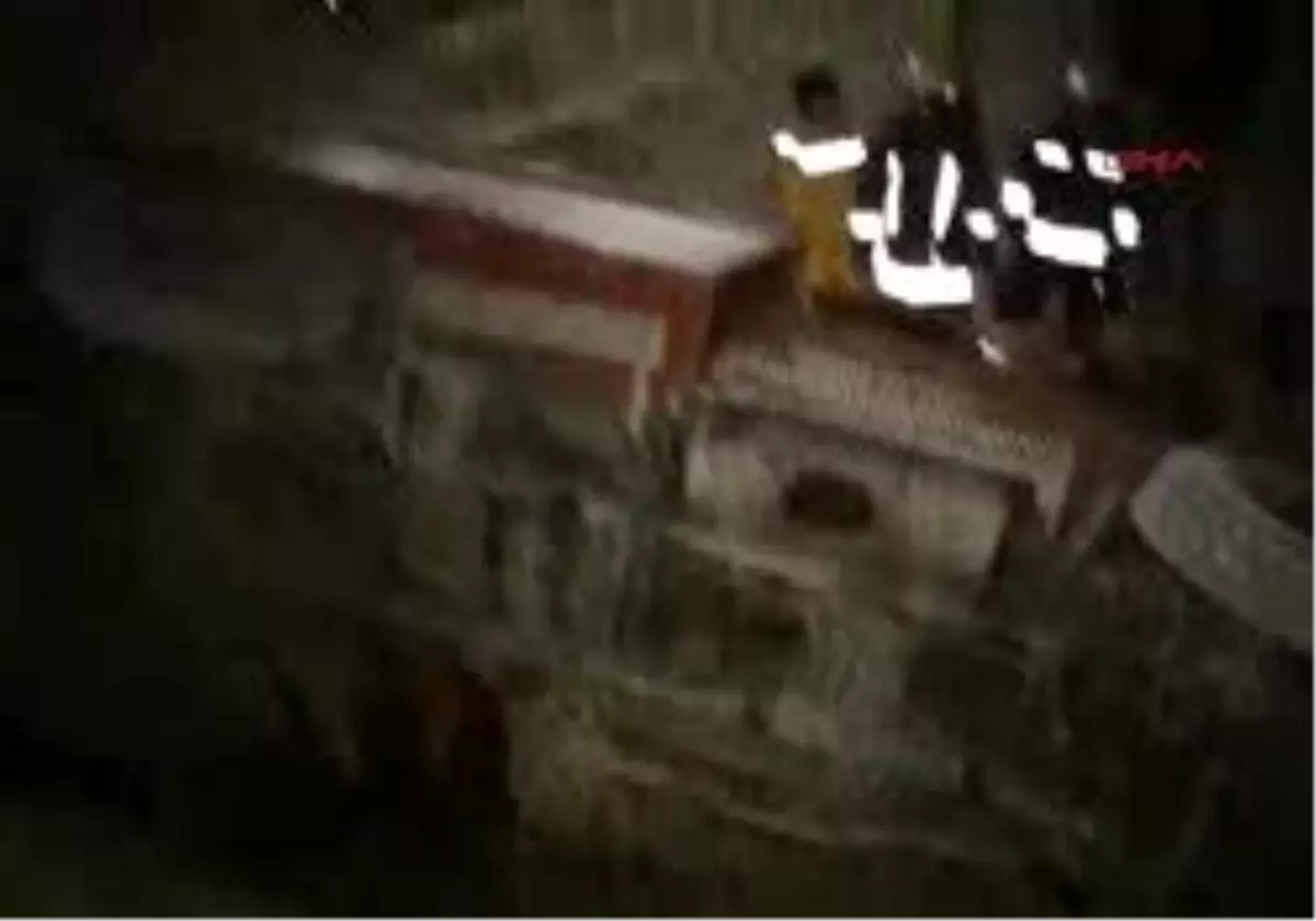 Denizli - Arazöz Devrildi: 1 Ölü, 3 Yaralı
Yangın Yolunda Devrilen Arazözün Altında Can Verdı