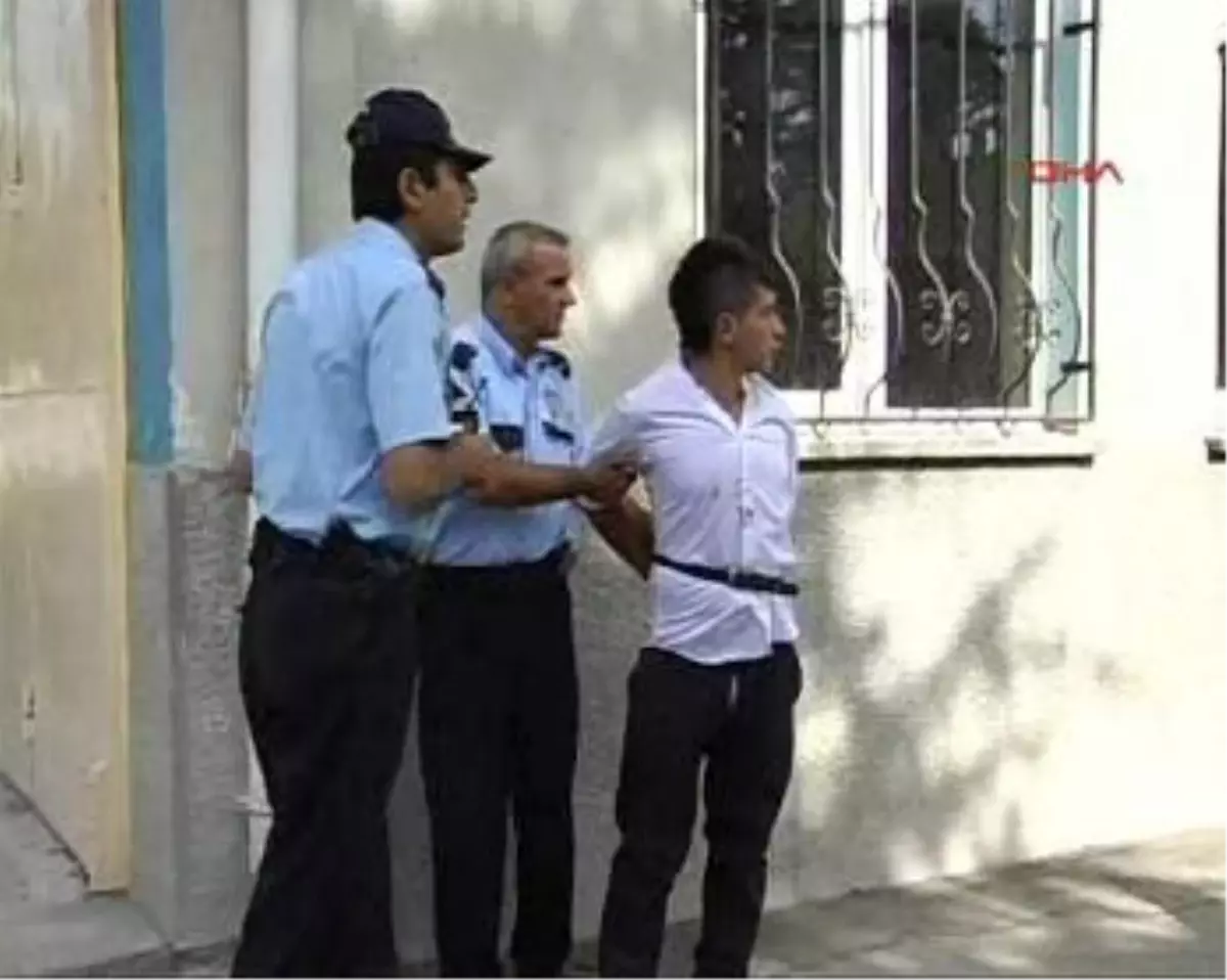 Meslek Lisesi Öğrencisi Okulda Falçatayla Yaralandı