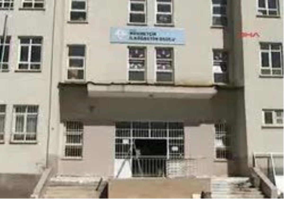 Sivas\'ta İlk Ders Zili Çaldı
İl Merkezindeki Bir Okulda Tadilat Nedeni İle Eğitim Başlayamadı