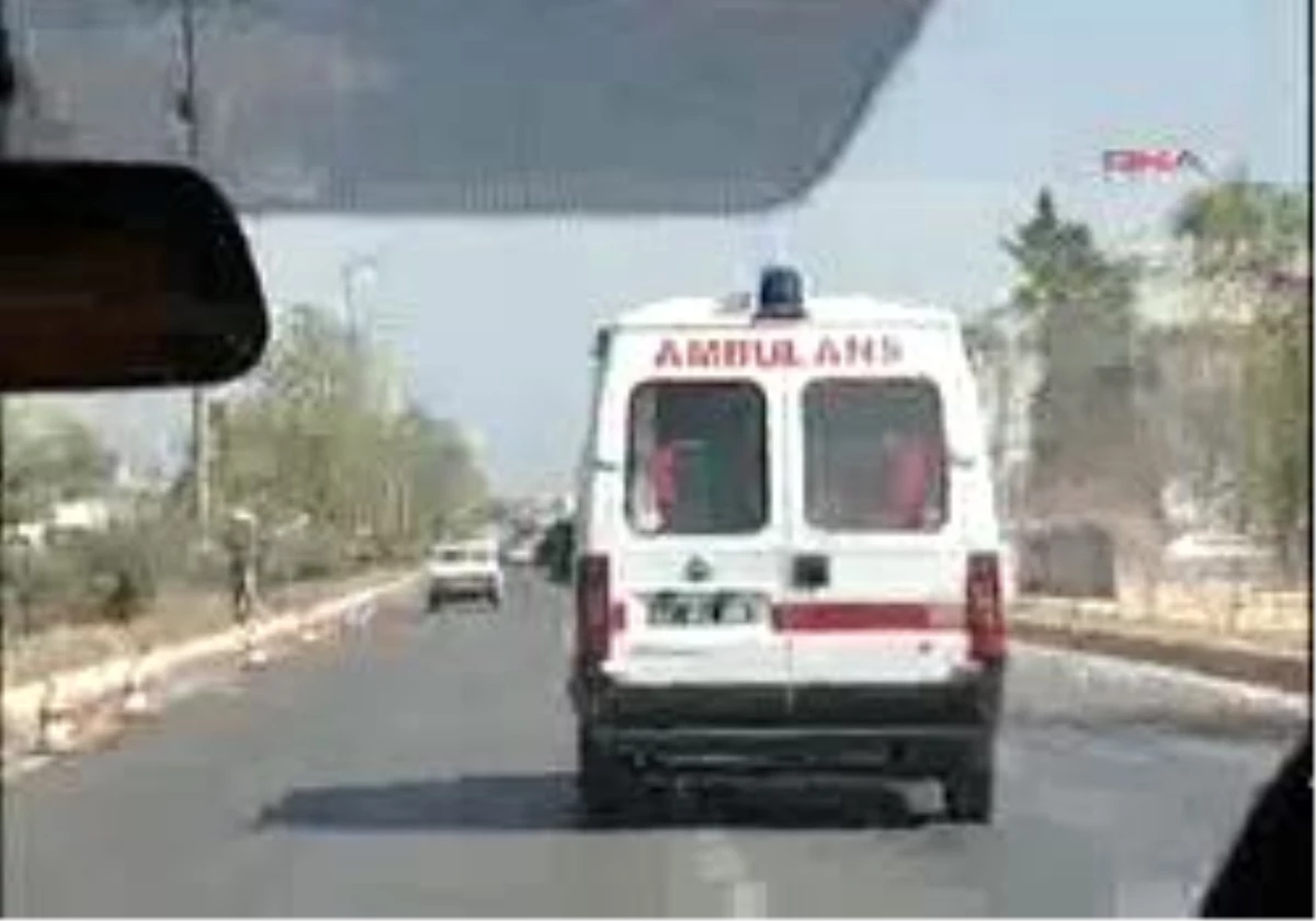 Antalya - Minibüs Ambulansa Çarptı: 3 Yaralı
Antalya´Da Halk Minibüsünün Ambulansa Çarptığı Kazada Minibüste Bulunan 2´Si Lise Öğrencisi 3 Yolcu Yaralandı.