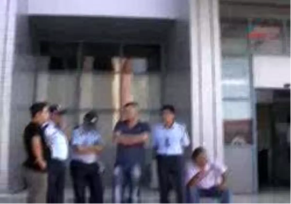 Burdur - Yangını Söndürdü Kalp Krizinden Öldü
 
Burdur Belediyesi İtfaiye Müdürlüğü´Nde Görevli İtfaiye Çavuşu 48 Yaşındaki Abdullah Özçelik, Dün Akşam Saatlerinde Çıkan Ev Yangınını Söndürdükten Sonra Nöbetinin Başına Döndü.