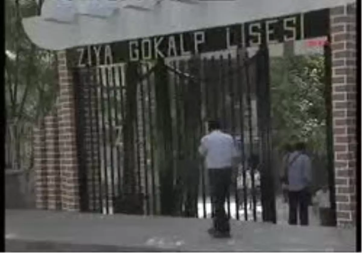 Diyarbakır - Binası Yok, Öğretmen Atanmadı, Sadece Tabelası Var
Diyarbakır\'da Sosyal Bilimler Lisesi\'ni Kazanan Öğrenciler Ortada Kaldı