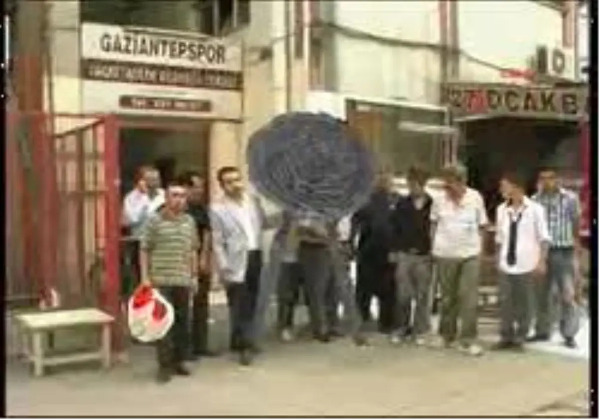 Gaziantepspor Taraftar Derneği\'nden Hakemlere Siyah Çelenk