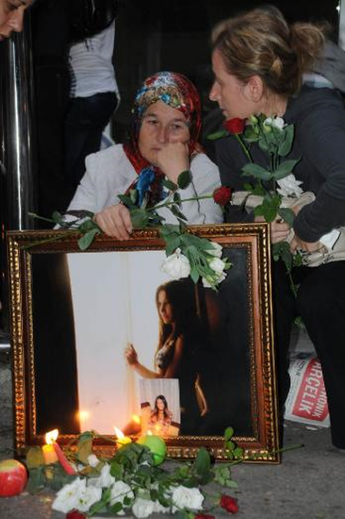 Travesti İrem'in Arkadaşları Evinin Önünde Mum Yakıp, Yola Gül Bıraktı