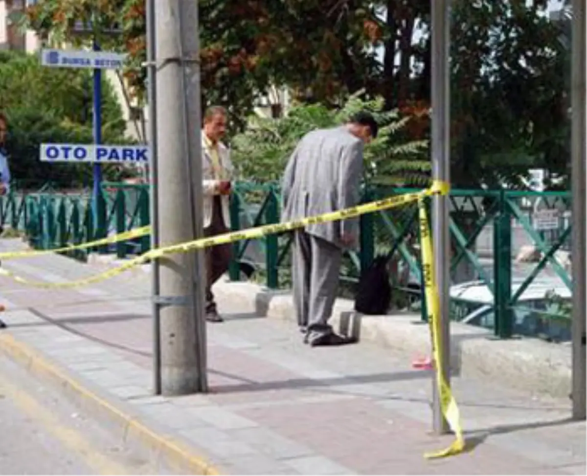 Bursa\'da Duraktaki Çanta Bomba Paniği Yaşattı