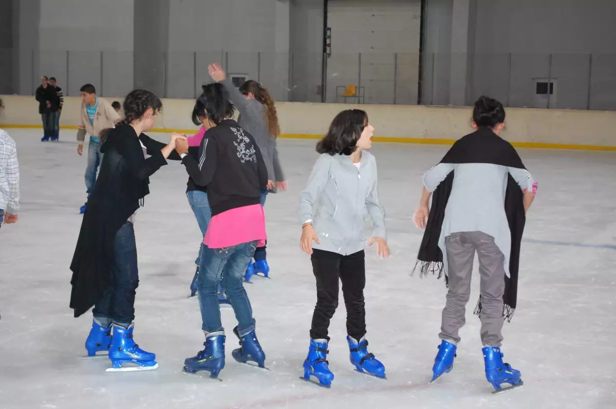 Kartepeli Minikler Buz Pateni Yaptılar