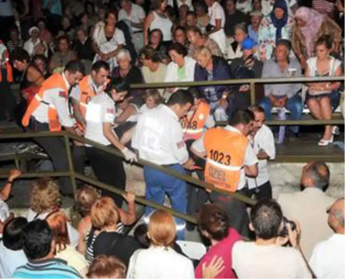 Zeki Müren\'i Anma Konserinde İzdiham