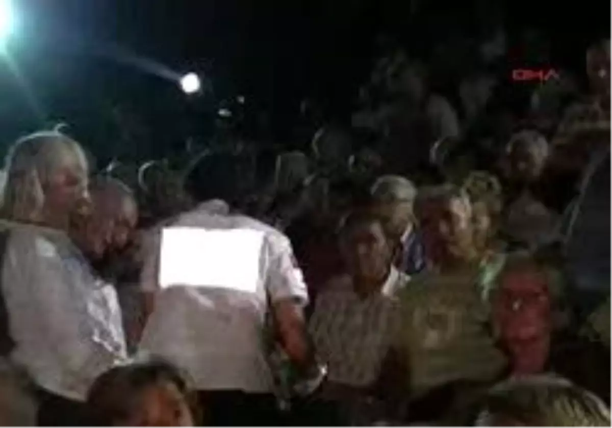 Bodrum Ekg Zeki Müren´İ Anma Konserinde İzdiham
Zeki Müren´İ Anma Konserinde İzdiham