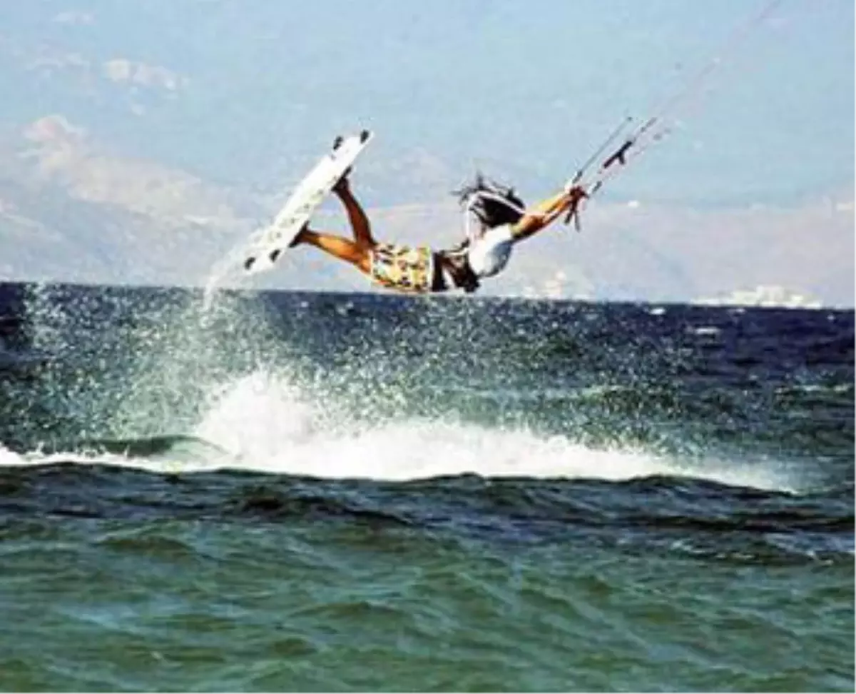 Çeşme'de Uçurtma Sörfü