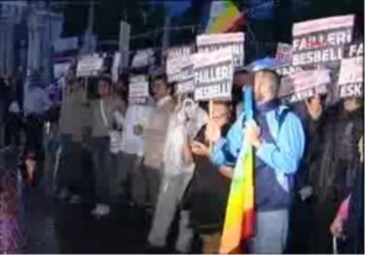 Hakkari\'deki Mayınlı Saldırı Protesto Edildi
İstanbul Hakkari\'deki Mayınlı Saldırı Protesto Edildi