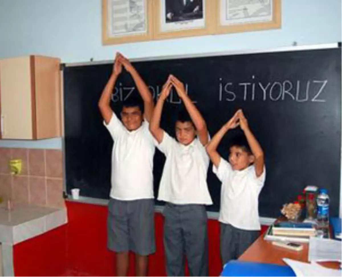 Özal\'ın Okulunda Yıkılma Tehlikesi