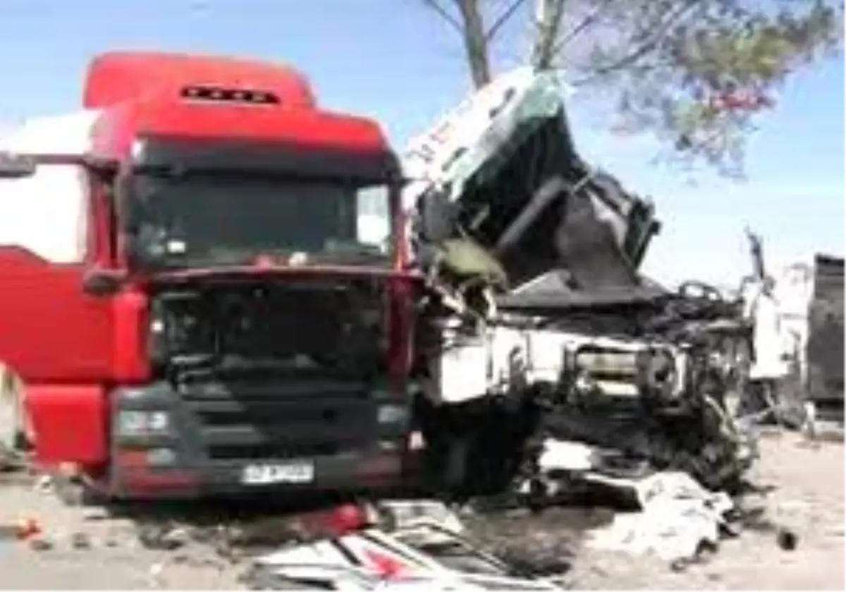 Aksaray - Tankere Çarpan Tır´In Sürücüsü Öldü
Kazada Tır Hurdaya Dönerken, Bacakları Kopan Göçeri, Olay Yerinde Yaşamını Yitirdi. Göçeri\'nin Yola Savrulan Bacakları Sağlık Görevlileri Tarafından Cesedin Başına Kondu.