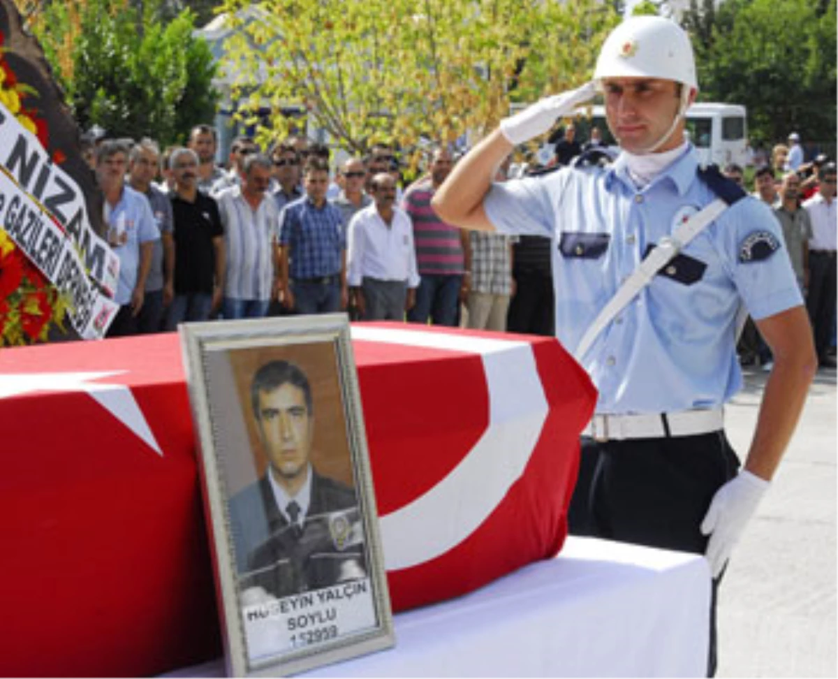 Antalya\'da Kazada Şehit Olan Polis Memuru İçin Emniyette Tören Düzenlendi