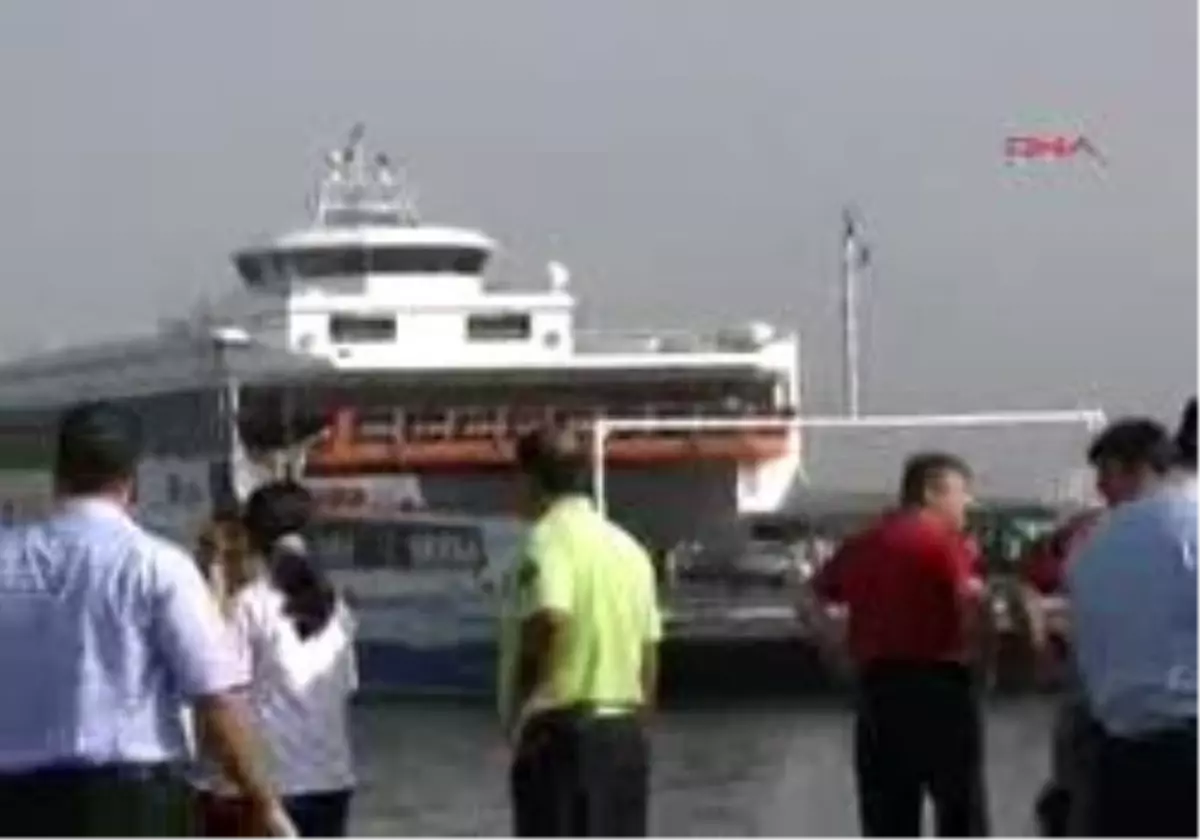Yalovaek Görüntü Feribottan Otomobil Düştü